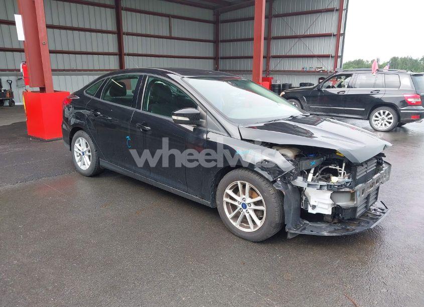 2017 Ford Focus SE (VIN 1FADP3F23HL293741) main photo