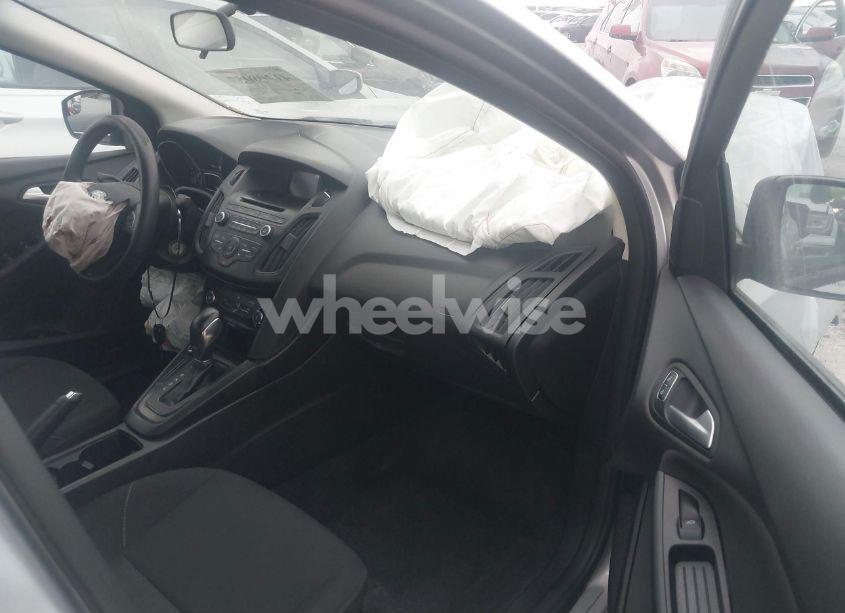 Photo 5 of 2017 Ford Focus SE (VIN 1FADP3F23HL300025)