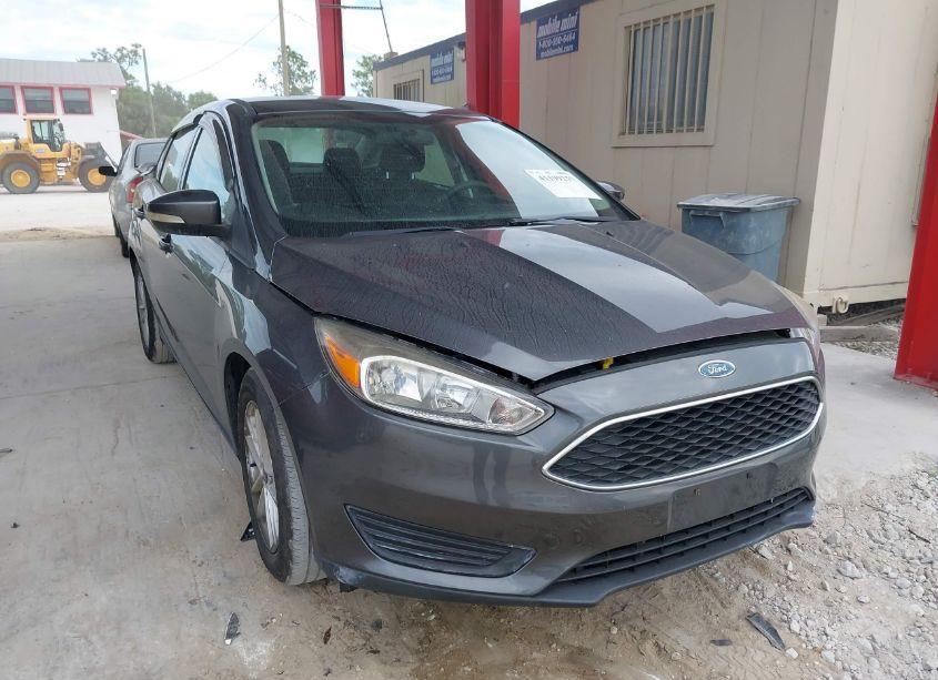2017 Ford Focus SE (VIN 1FADP3F23HL312935) main photo