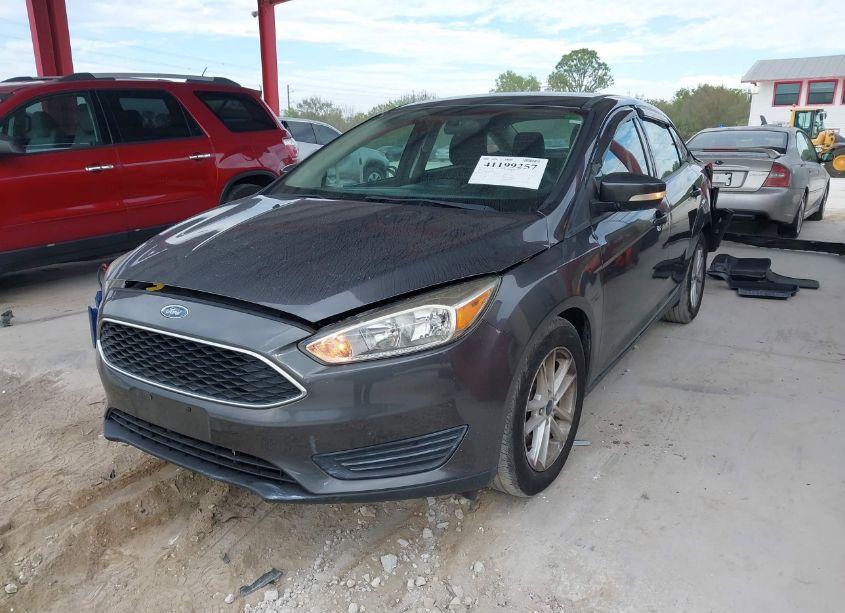 Photo 2 of 2017 Ford Focus SE (VIN 1FADP3F23HL312935)