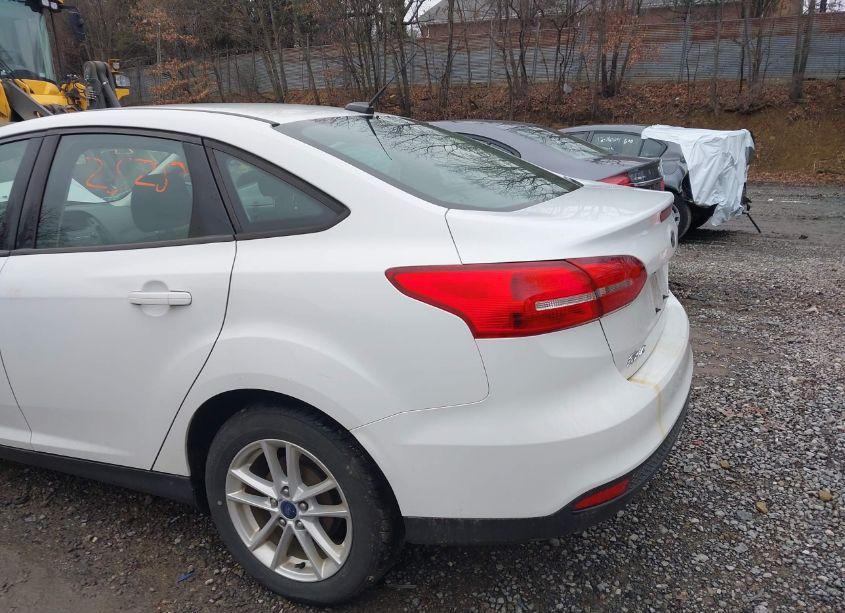 Photo 12 of 2017 Ford Focus SE (VIN 1FADP3F23HL339682)