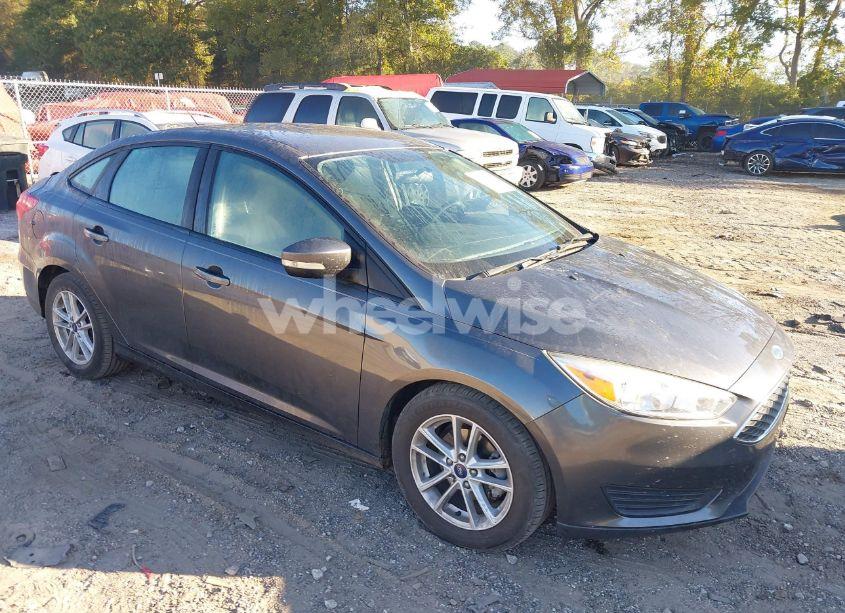 2017 Ford Focus SE (VIN 1FADP3F23HL345644) main photo