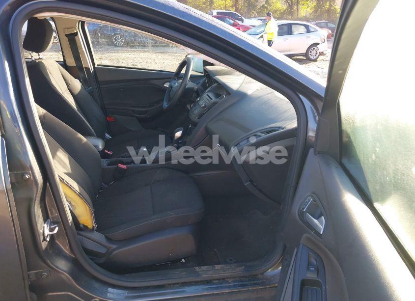 Photo 5 of 2017 Ford Focus SE (VIN 1FADP3F23HL345644)