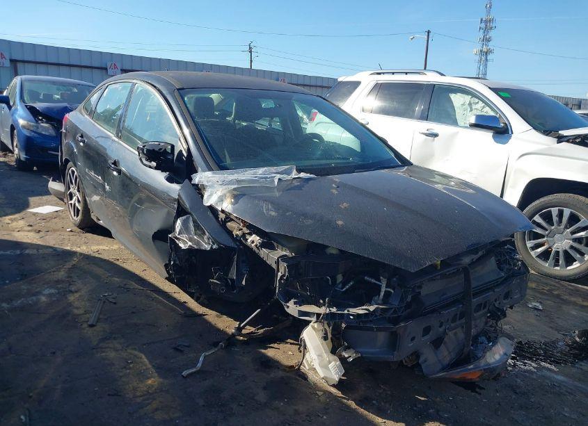 2018 Ford Focus SE (VIN 1FADP3F23JL201033) main photo