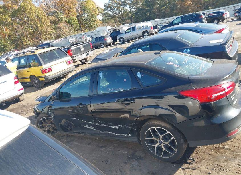 Photo 14 of 2018 Ford Focus SE (VIN 1FADP3F23JL201033)