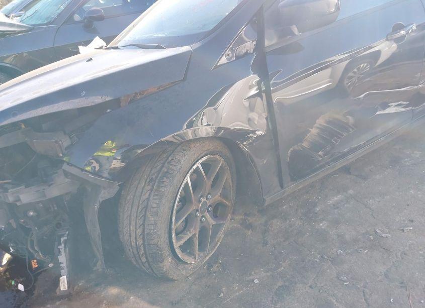 Photo 18 of 2018 Ford Focus SE (VIN 1FADP3F23JL201033)