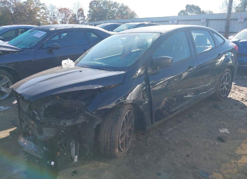 Photo 2 of 2018 Ford Focus SE (VIN 1FADP3F23JL201033)