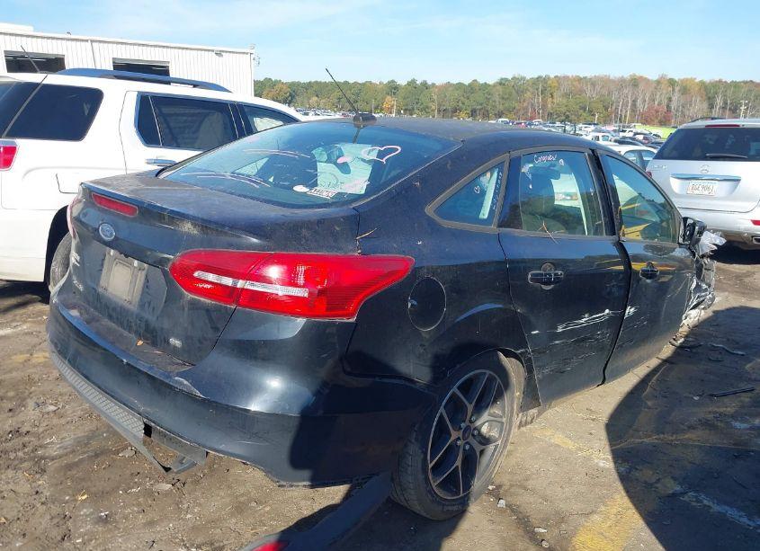 Photo 4 of 2018 Ford Focus SE (VIN 1FADP3F23JL201033)