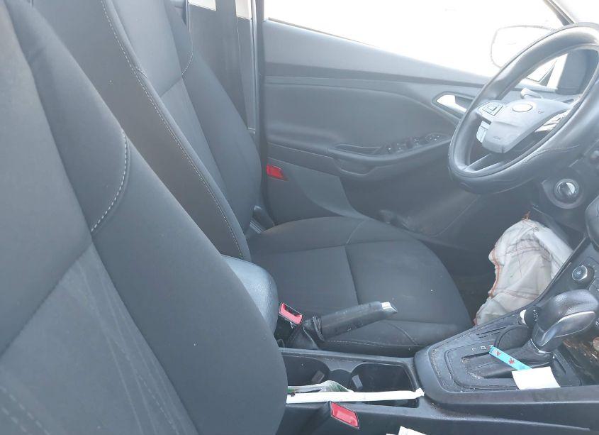 Photo 5 of 2018 Ford Focus SE (VIN 1FADP3F23JL201033)