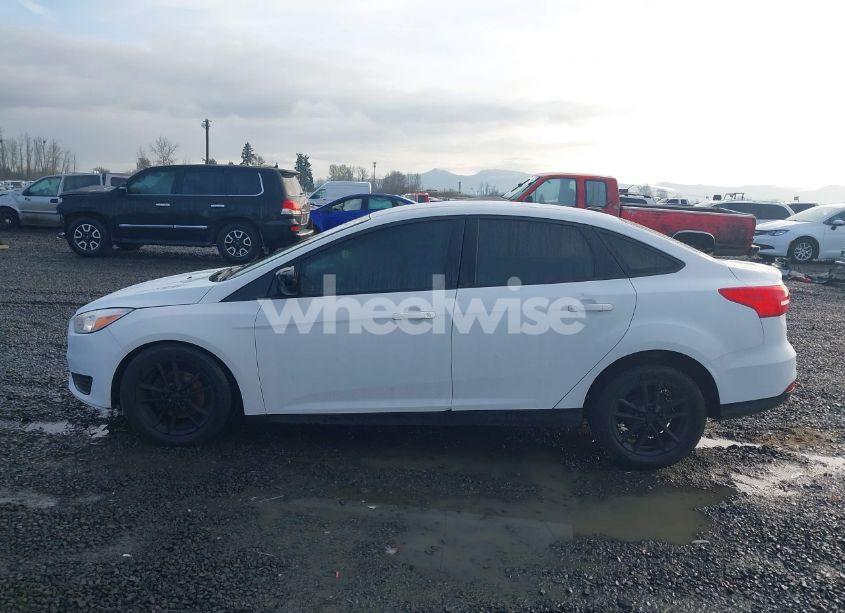 Photo 14 of 2018 Ford Focus SE (VIN 1FADP3F23JL242066)