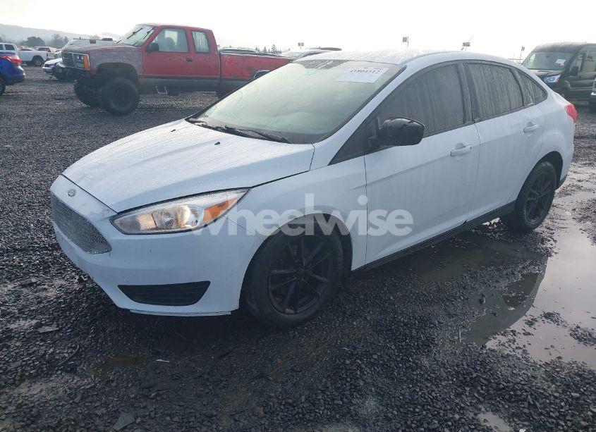 Photo 2 of 2018 Ford Focus SE (VIN 1FADP3F23JL242066)
