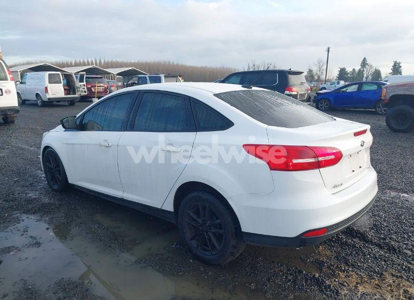 Photo 3 of 2018 Ford Focus SE (VIN 1FADP3F23JL242066)