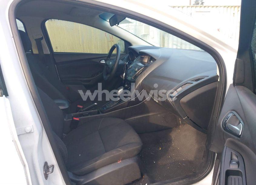 Photo 5 of 2018 Ford Focus SE (VIN 1FADP3F23JL242066)