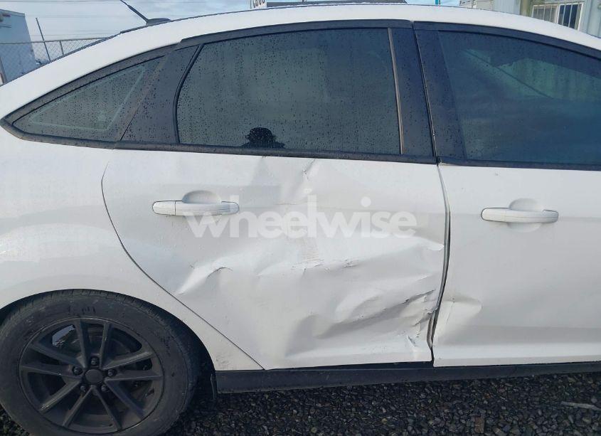 Photo 6 of 2018 Ford Focus SE (VIN 1FADP3F23JL242066)