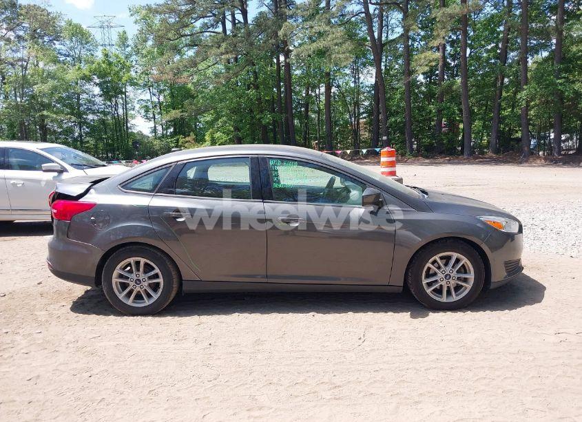 Photo 13 of 2018 Ford Focus SE (VIN 1FADP3F23JL251138)