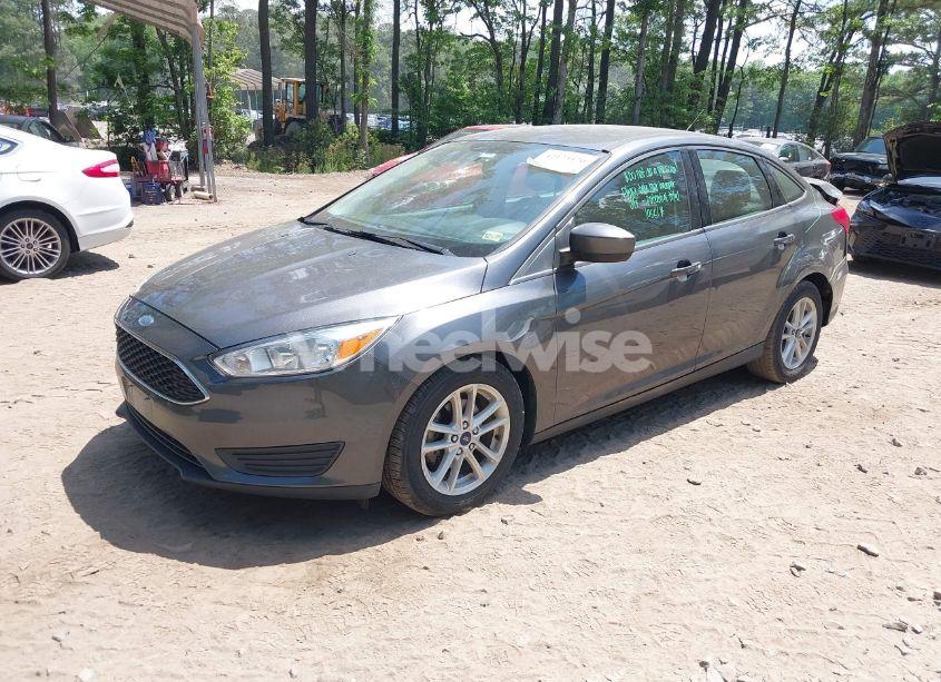 Photo 2 of 2018 Ford Focus SE (VIN 1FADP3F23JL251138)