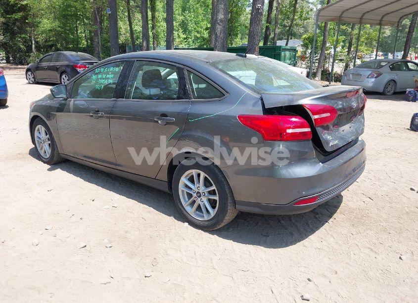 Photo 3 of 2018 Ford Focus SE (VIN 1FADP3F23JL251138)