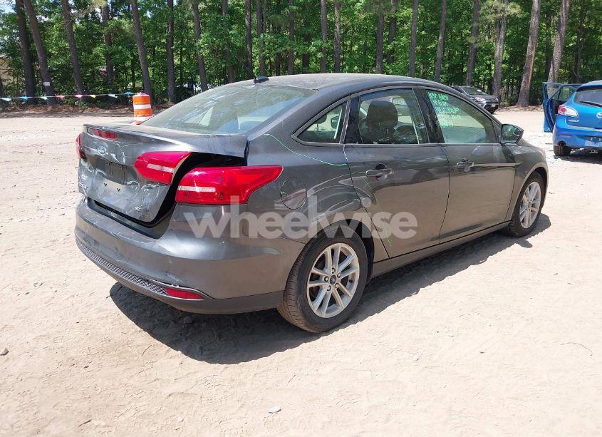 Photo 4 of 2018 Ford Focus SE (VIN 1FADP3F23JL251138)