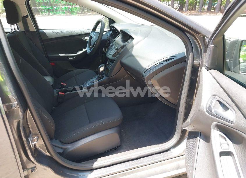 Photo 5 of 2018 Ford Focus SE (VIN 1FADP3F23JL251138)