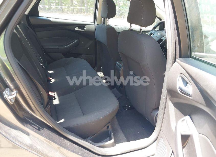 Photo 8 of 2018 Ford Focus SE (VIN 1FADP3F23JL251138)