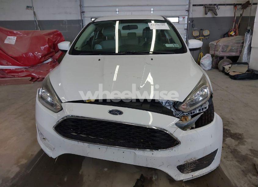 Photo 12 of 2018 Ford Focus SE (VIN 1FADP3F23JL257845)