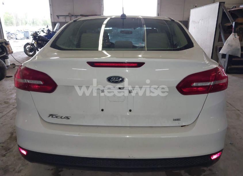 Photo 16 of 2018 Ford Focus SE (VIN 1FADP3F23JL257845)