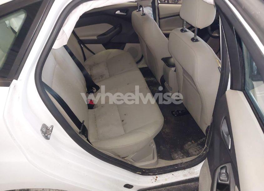 Photo 8 of 2018 Ford Focus SE (VIN 1FADP3F23JL257845)