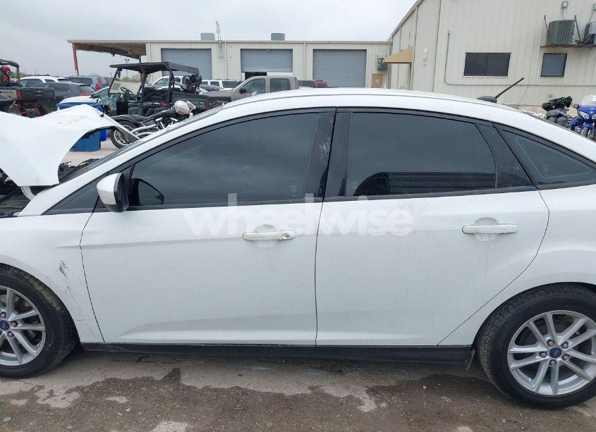 Photo 15 of 2018 Ford Focus SE (VIN 1FADP3F23JL278985)