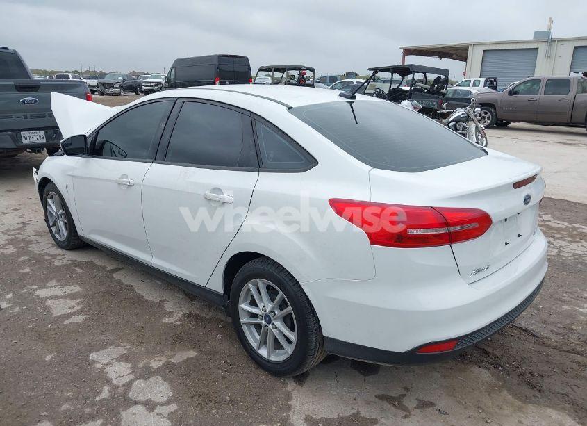 Photo 3 of 2018 Ford Focus SE (VIN 1FADP3F23JL278985)