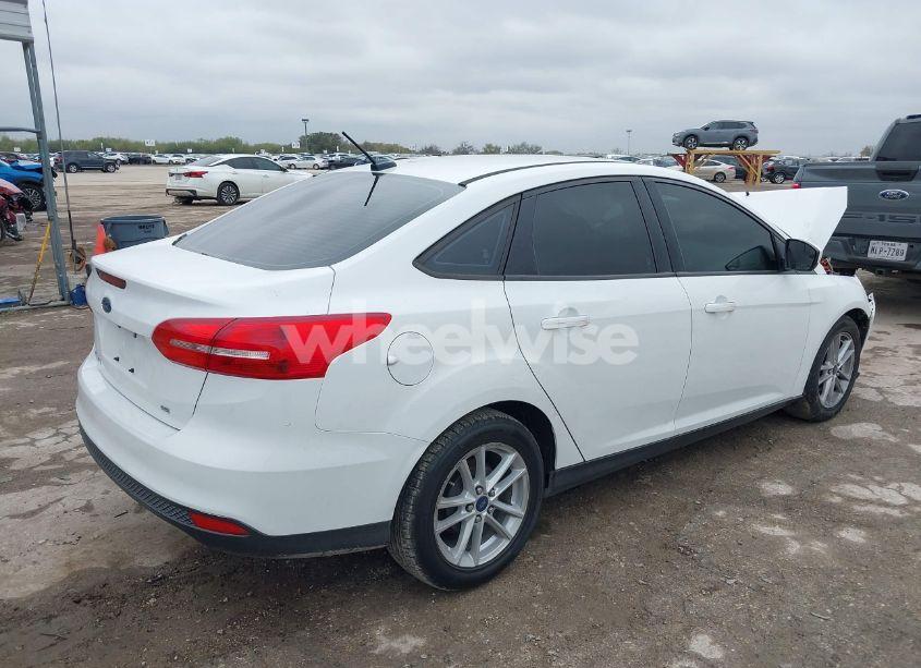 Photo 4 of 2018 Ford Focus SE (VIN 1FADP3F23JL278985)