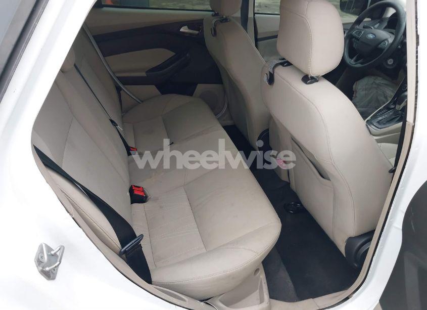 Photo 8 of 2018 Ford Focus SE (VIN 1FADP3F23JL278985)