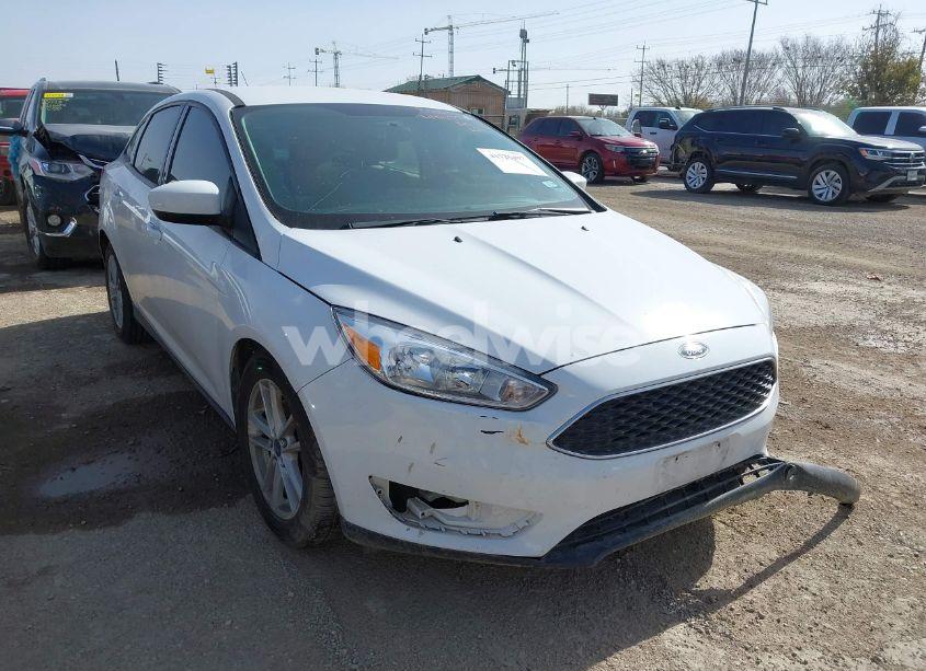 2018 Ford Focus SE (VIN 1FADP3F23JL279926) main photo