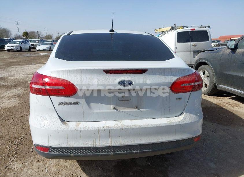 Photo 16 of 2018 Ford Focus SE (VIN 1FADP3F23JL279926)