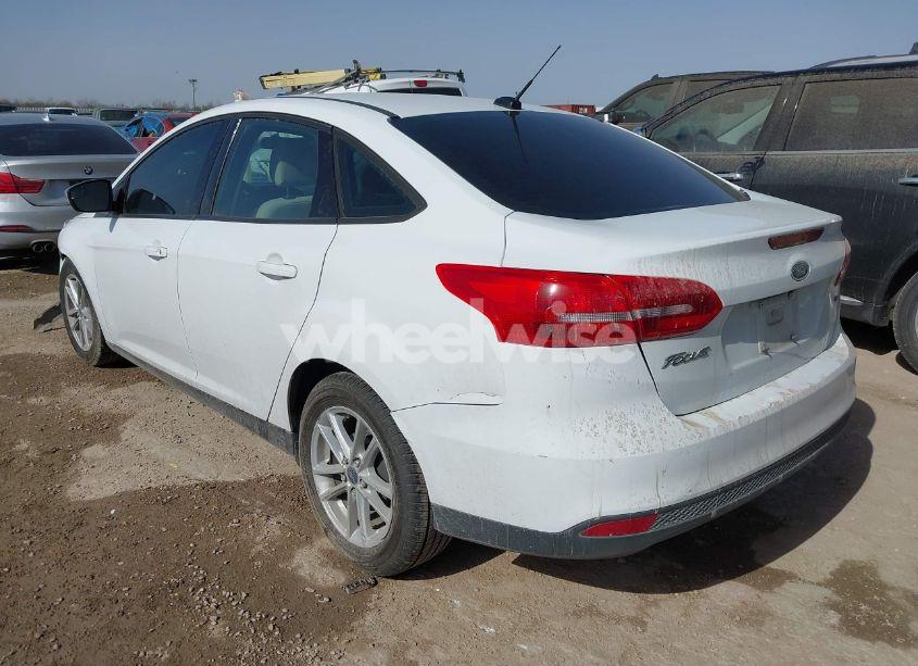 Photo 3 of 2018 Ford Focus SE (VIN 1FADP3F23JL279926)