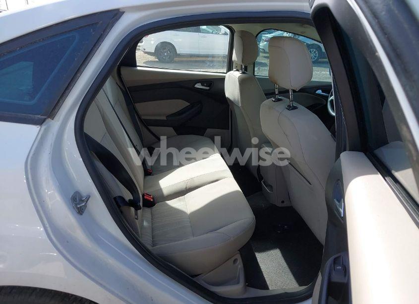 Photo 8 of 2018 Ford Focus SE (VIN 1FADP3F23JL279926)