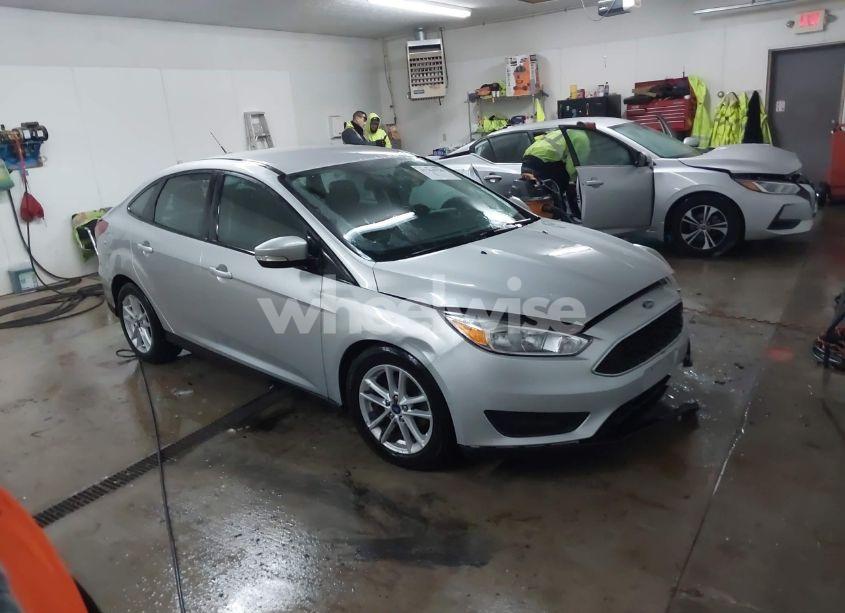 2018 Ford Focus SE (VIN 1FADP3F23JL309989) main photo