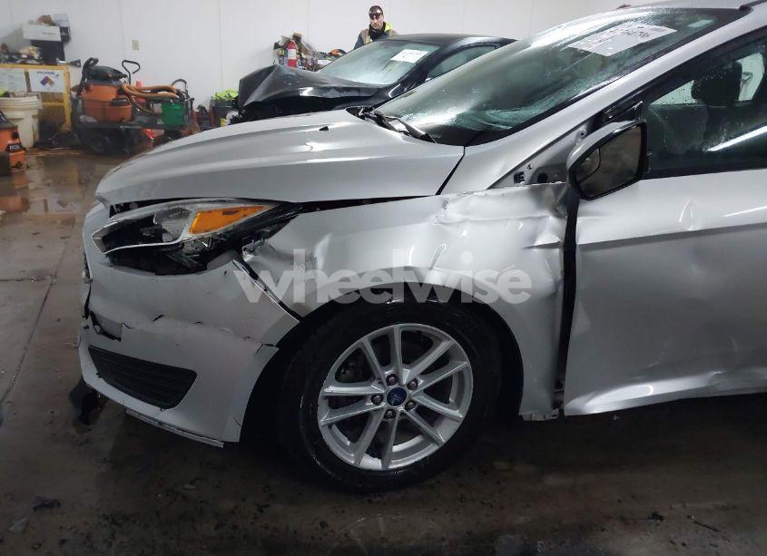 Photo 18 of 2018 Ford Focus SE (VIN 1FADP3F23JL309989)