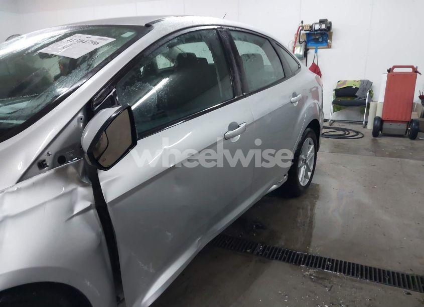Photo 19 of 2018 Ford Focus SE (VIN 1FADP3F23JL309989)