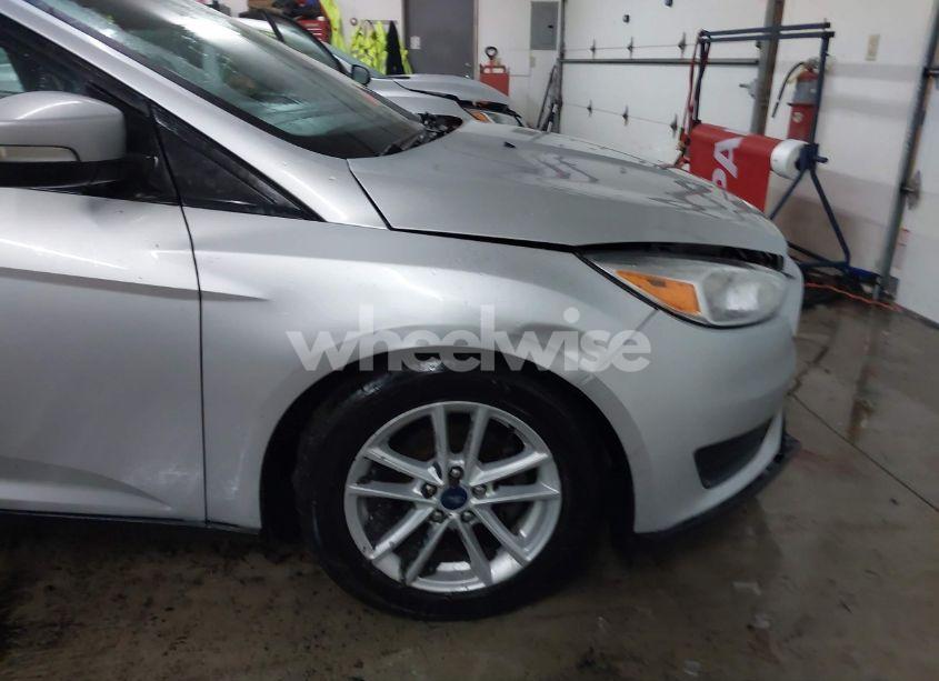 Photo 20 of 2018 Ford Focus SE (VIN 1FADP3F23JL309989)