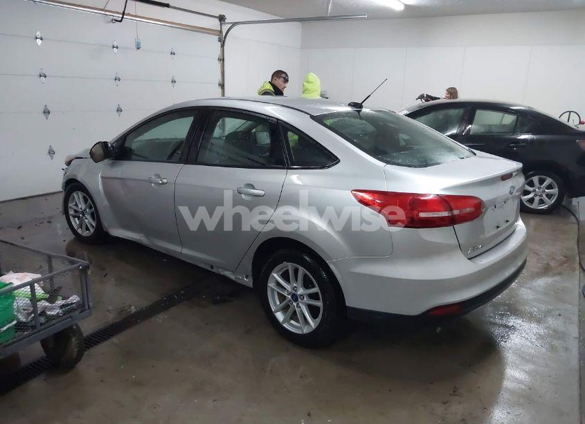 Photo 3 of 2018 Ford Focus SE (VIN 1FADP3F23JL309989)