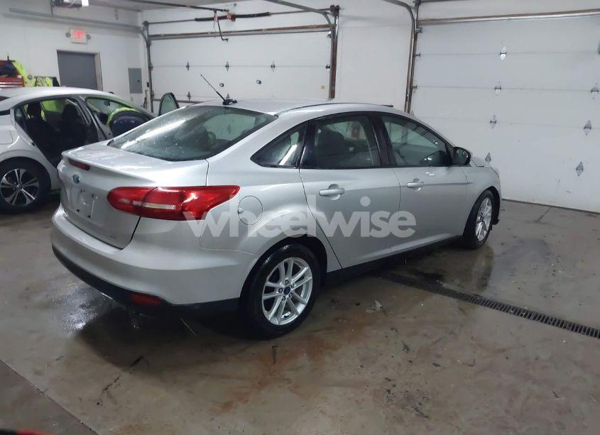 Photo 4 of 2018 Ford Focus SE (VIN 1FADP3F23JL309989)