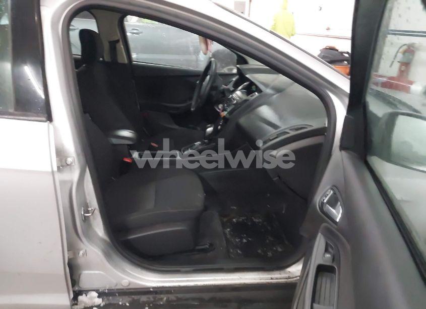 Photo 5 of 2018 Ford Focus SE (VIN 1FADP3F23JL309989)