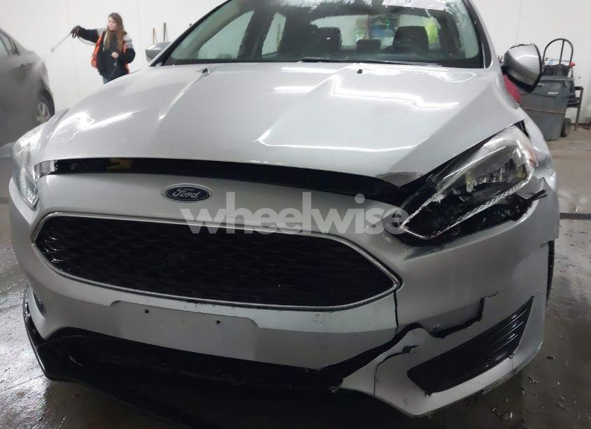 Photo 6 of 2018 Ford Focus SE (VIN 1FADP3F23JL309989)