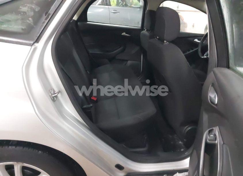 Photo 8 of 2018 Ford Focus SE (VIN 1FADP3F23JL309989)