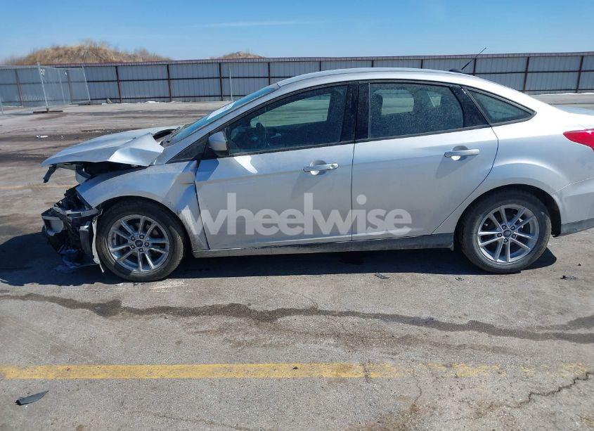 Photo 14 of 2018 Ford Focus SE (VIN 1FADP3F23JL315341)