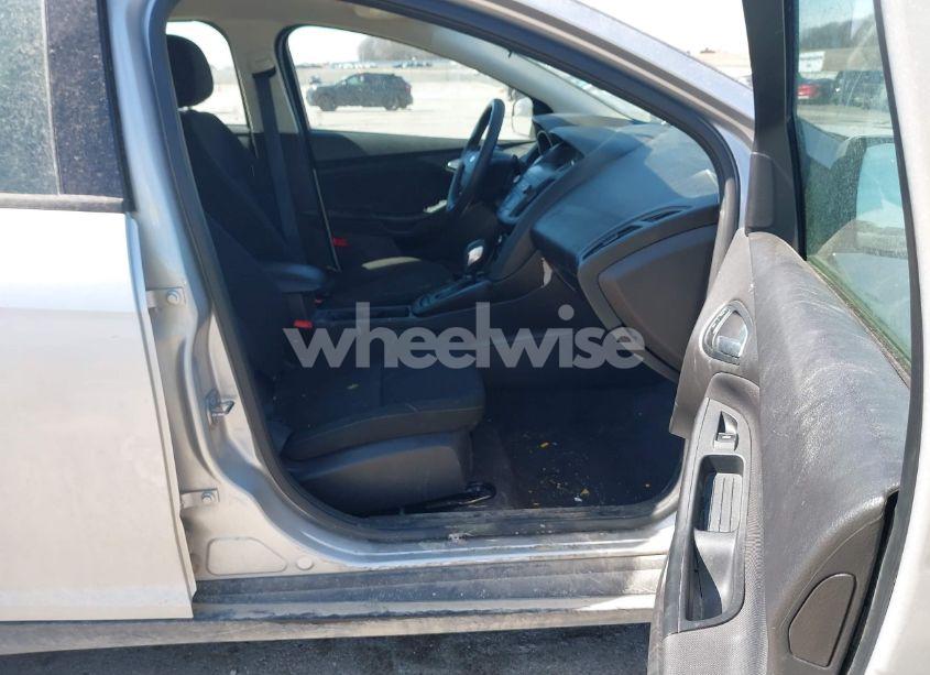 Photo 5 of 2018 Ford Focus SE (VIN 1FADP3F23JL315341)