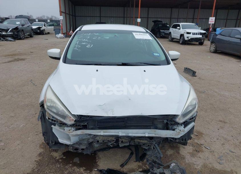 Photo 13 of 2018 Ford Focus SE (VIN 1FADP3F23JL328896)