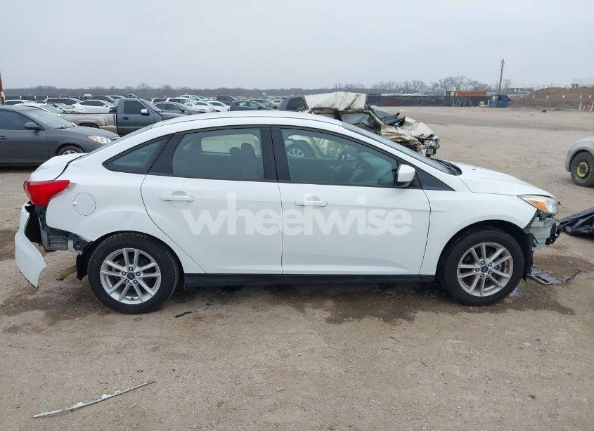Photo 14 of 2018 Ford Focus SE (VIN 1FADP3F23JL328896)