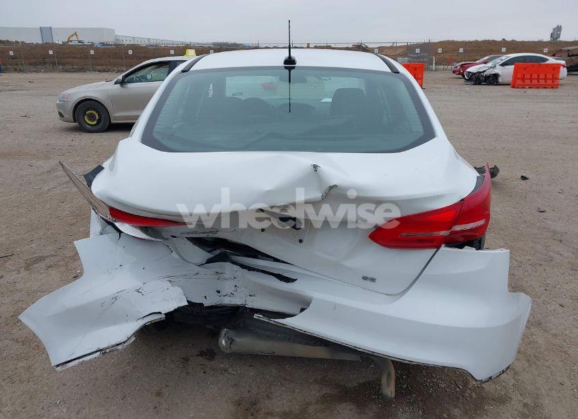 Photo 17 of 2018 Ford Focus SE (VIN 1FADP3F23JL328896)