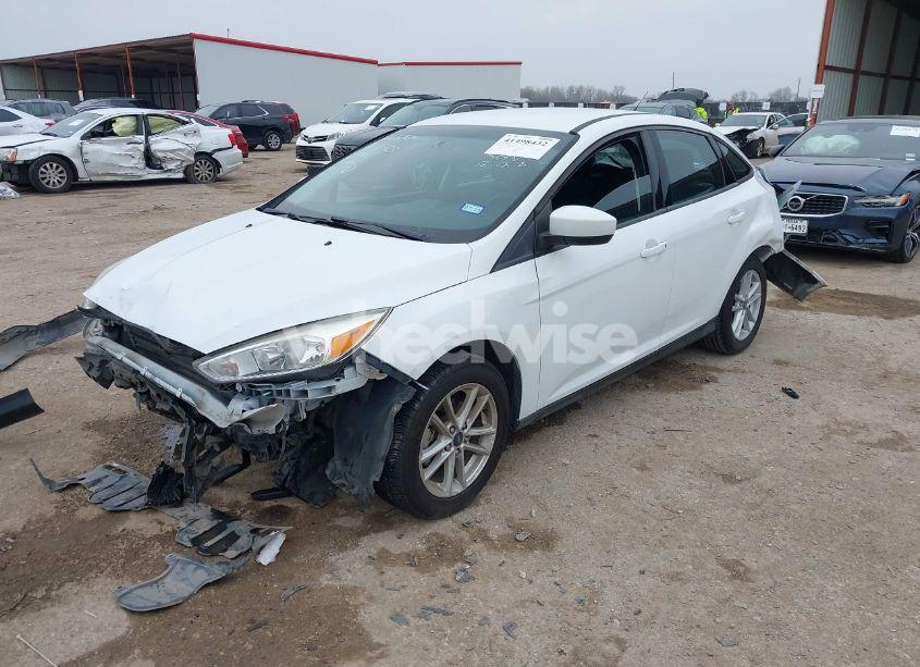 Photo 2 of 2018 Ford Focus SE (VIN 1FADP3F23JL328896)